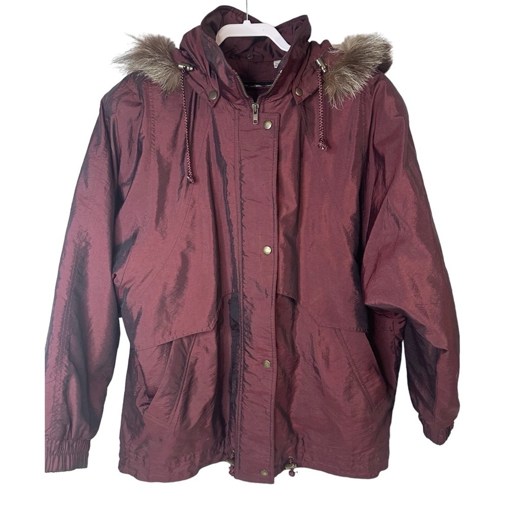 Towne by London Fog Women’s jacket. Iridescent burgundy with fur trim hood Sz L